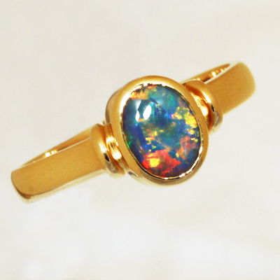 18k Yellow Gold Ring with a BLACK OPAL Golden multicolour, bright and sparkling.